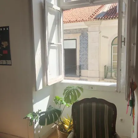 Luminous, Charming And Spacious In Lisbon's Most Coveted Area Lägenhet